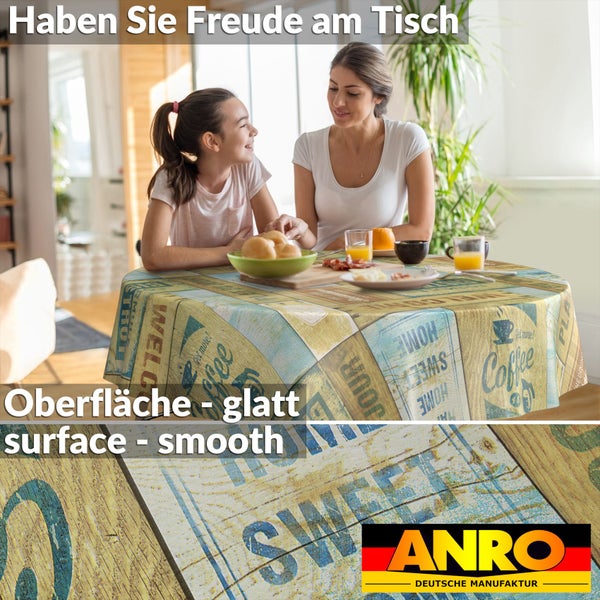 Runde, glatte Tischdecke mit Vintage-Kaffeemotiven auf einem gedeckten Tisch mit einer Mutter und einem Kind. ANRO Deutsche Manufaktur Logo.