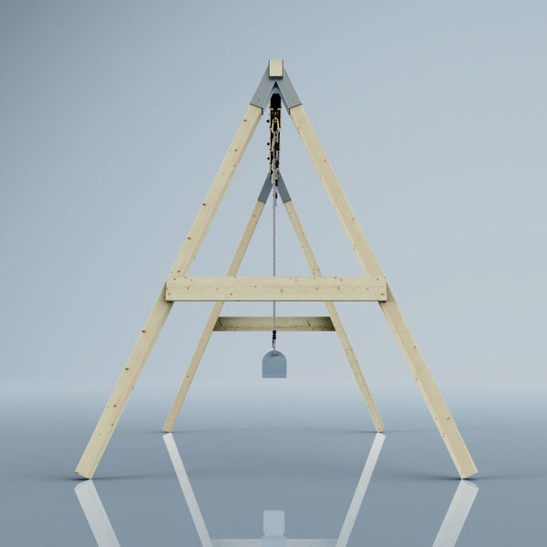 Holzgestell mit Kettenzug und flacher Metallplatte für Hebearbeiten.