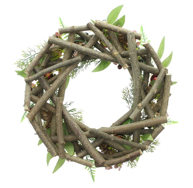 Dekorativer Adventskranz aus Holz mit Tannenzweigen, Zapfen und Beeren als weihnachtliche Dekoration.