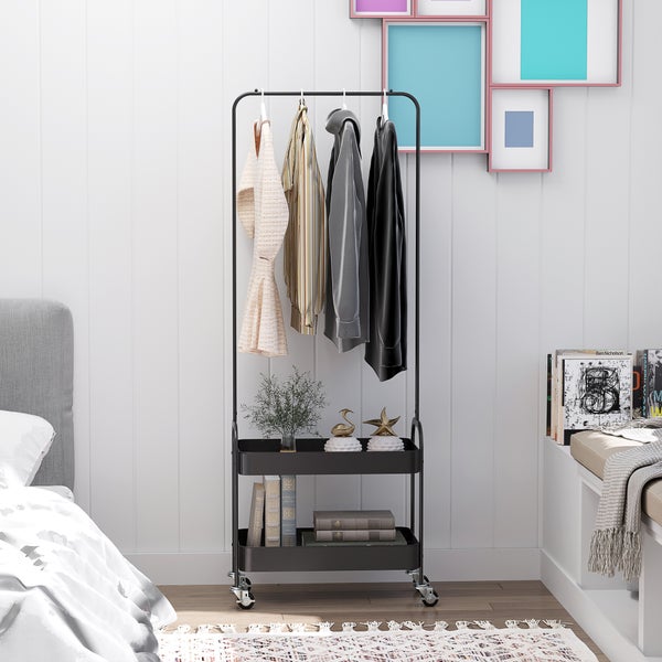 Schwarzer fahrbarer Kleiderständer aus Metall mit Kleiderstange und zwei Ablagen in einem hellen, organisierten Zimmer mit weißer Paneelwand.