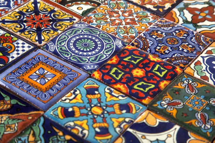 Dekorative Fliesen mit unterschiedlichen floralen Mustern.