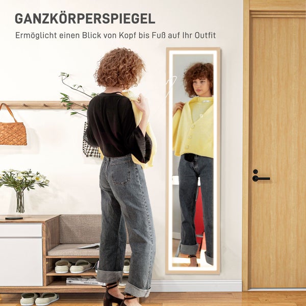 Rechteckiger Ganzkörperspiegel mit LED Beleuchtung und Holzrahmen in einem hellen organisierten Flur mit einer Person.