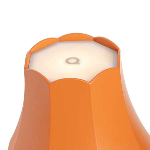 Nahaufnahme der Oberseite einer orangefarbenen Smart-Leuchte mit gewelltem Rand und dem Q Smart Home Logo auf der beleuchteten Fläche.