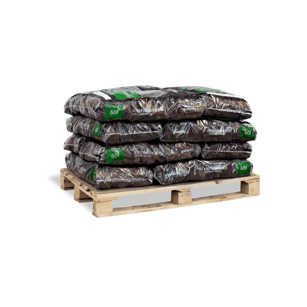 Kiefernrinde in 60 Liter Säcken auf einer Palette gestapelt zur Bodenabdeckung im Garten.