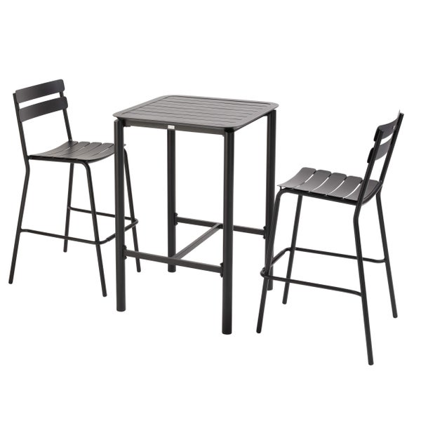 Modernes Barset bestehend aus einem quadratischen Hochtisch und zwei Barstühlen mit Rückenlehne, aus Metall mit Lattendesign.