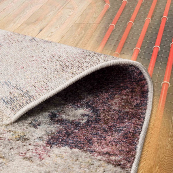 Detailansicht eines Teppichs auf einem Holzboden mit Fußbodenheizung