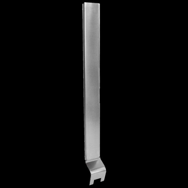 Eine metallene Schiene oder Halterung für technische Montagesysteme.