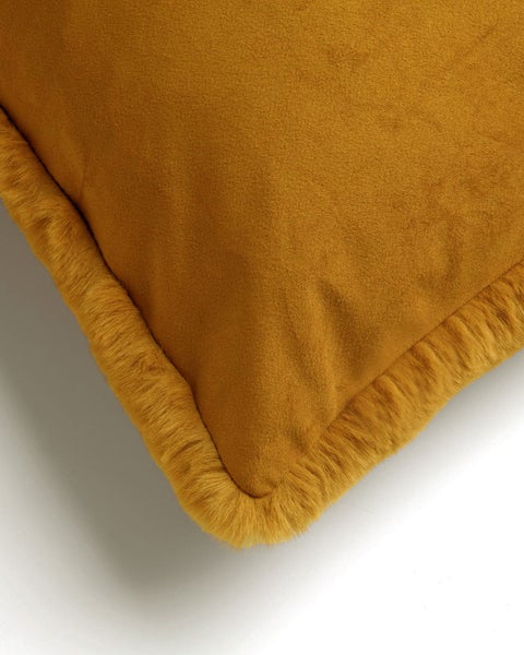 Schwarzer Dichtstoff in einem Behälter