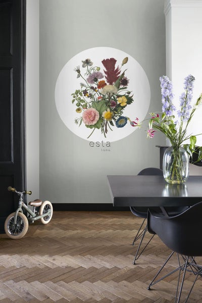 Dekoratives Wohnambiente mit Esstisch, Stühlen und einer Wand mit Blumenmotiv von Esta Home
