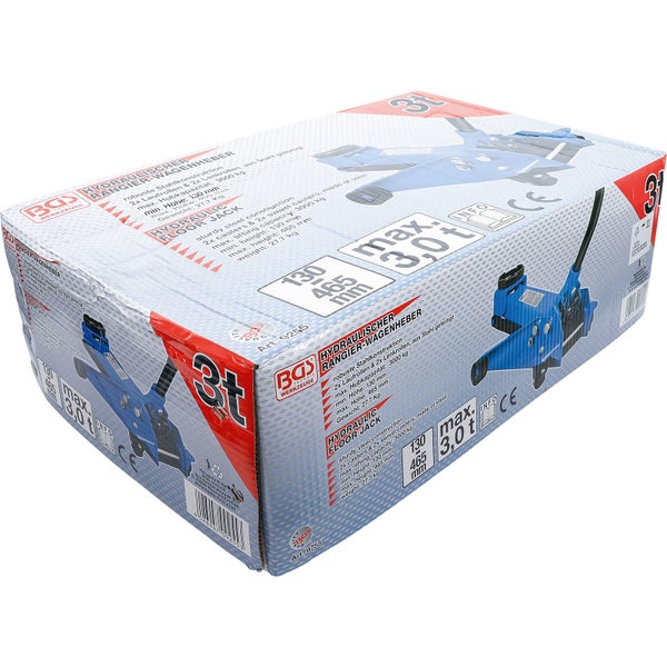 Detailansicht eines flauschigen grauen runden Haustierbetts aus langfloriger Plüschfaser.