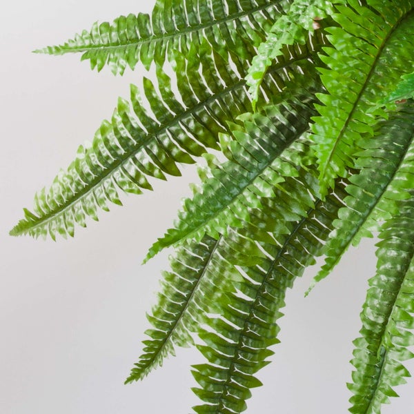 Künstliche Farnpflanze mit dichten grünen Wedeln und naturgetreuer Blattstruktur.