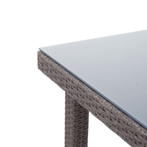 Detailansicht eines Gartentisches mit Glasplatte und Rattanoptik