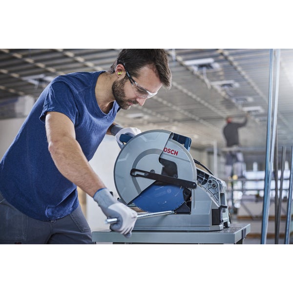 Metalltrennschneider mit Arbeiter in Arbeitsumgebung