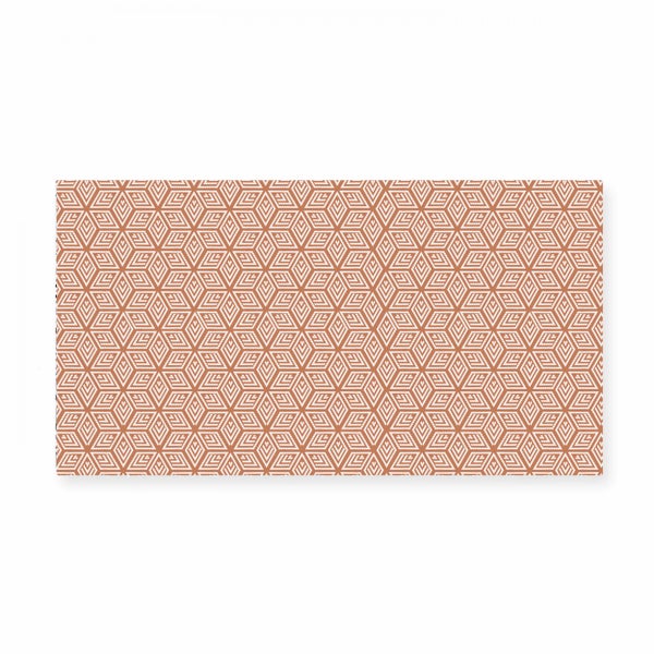 Outdoor-Teppich mit geometrischem Würfelmuster unter einem Holztisch auf einer Steinterrasse.