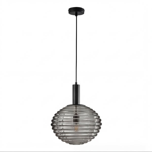 Pendelleuchte mit rundem, horizontal geripptem Glasschirm in Rauchgrau und schwarzer Aufhängung.