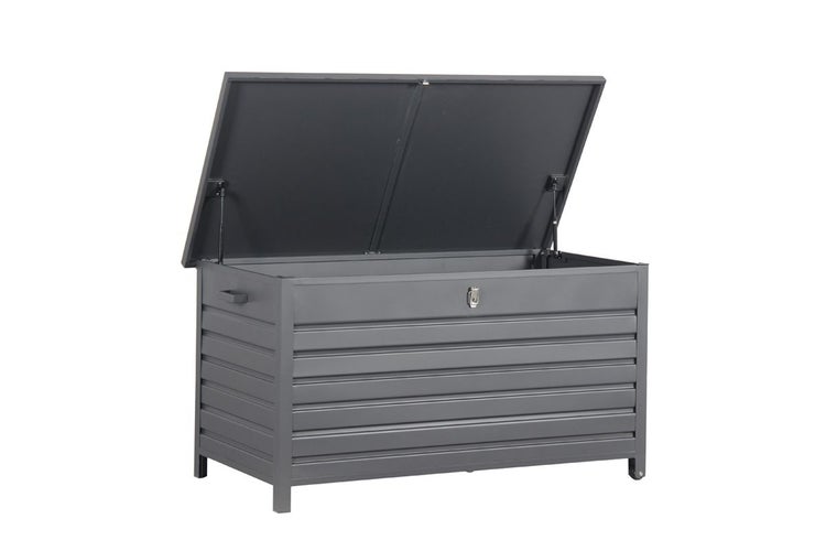 Geöffnete Garten-Auflagenbox aus Metall mit Gasdruckfedern und Verschlusslasche.