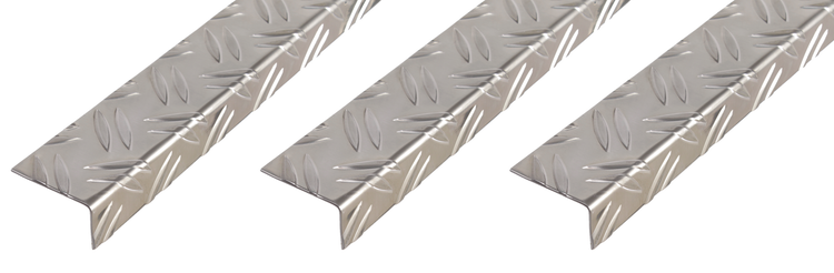 Drei abgewinkelte Aluminium Riffelblech Winkelprofile für Kantenschutz.