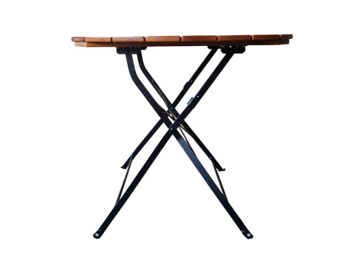 Klappbarer Gartentisch mit runder Holzplatte und schwarzem Metallgestell in X-Form.