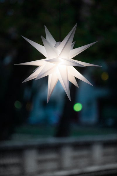Verpackung eines leuchtenden Sterns mit 18 Zacken zur Dekoration für Innen und Außen