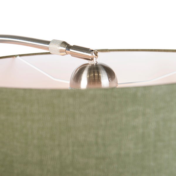 Detailaufnahme einer Lampe mit Lampenschirm und Metallelementen