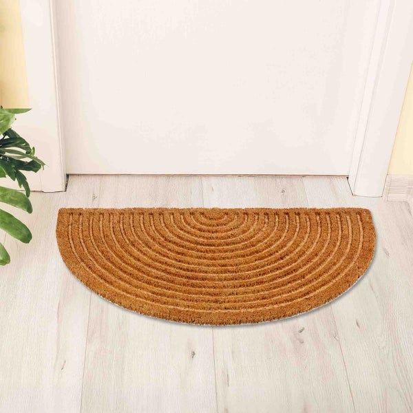 Halbkreisförmige Fußmatte aus Kokos vor einer Tür