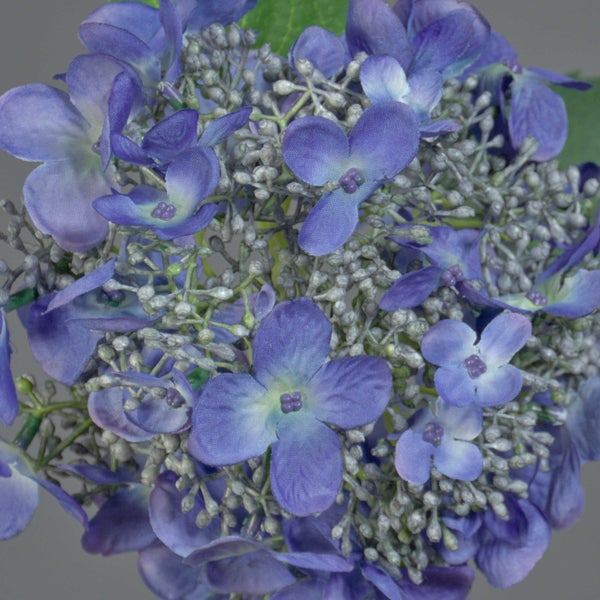 Künstliche Hortensie in Blau als Dekoblüte aus Textilmaterial.