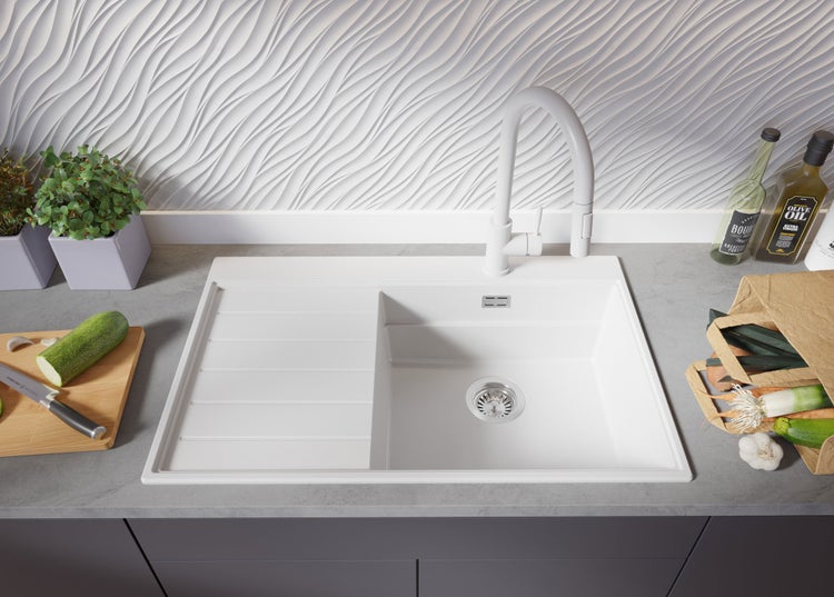 Schreibtischunterlage aus Textil vor Schreibtisch mit Bürostuhl, Symbol für Schallschutz