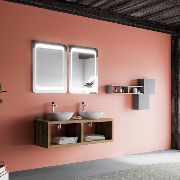 Modernes Badezimmer mit Holz-Doppelwaschtisch, zwei runden Aufsatzbecken, beleuchteten Spiegeln und grauen Wandregalen.