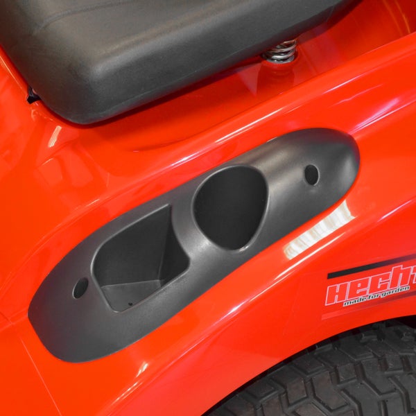 Detailansicht eines Rasentraktors mit Sitz, Ablagefach und Hecht Logo