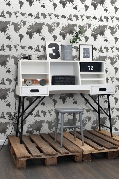 Schreibtisch mit Aufsatz, Hocker und Weltkarte Tapete für ein Arbeitszimmer