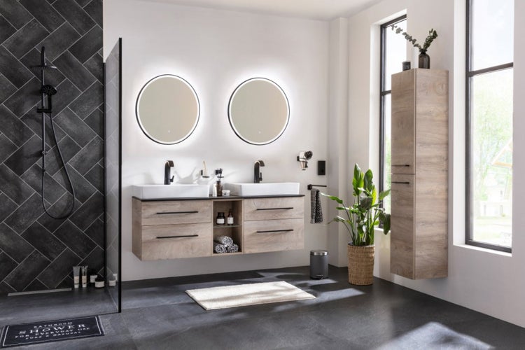 Helles Badezimmer mit Doppelwaschtisch, beleuchteten Spiegeln, Duschbereich und hohem Schrank