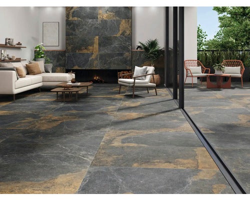 Wohnzimmer und Terrasse mit Fliesenboden, Kamin und Sitzgelegenheiten