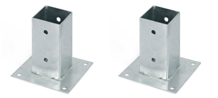 Zwei feuerverzinkte Pfostenträger zum Aufschrauben mit quadratischer Aufnahme für Holzpfosten