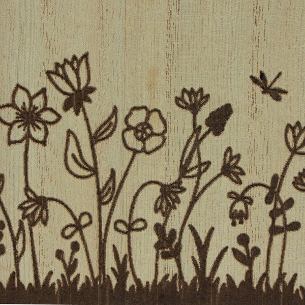 Holzplatte mit eingebranntem Blumenmotiv und einer Libelle in Strichzeichnung