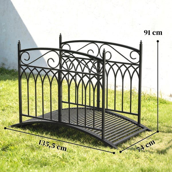 Gartenbrücke aus Metall mit Verzierungen, Länge 135,5 Zentimeter, Breite 74 Zentimeter, Höhe 91 Zentimeter.