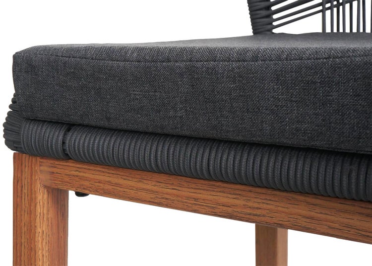 Detailansicht eines Stuhls mit dunklem Polster und Holzrahmen