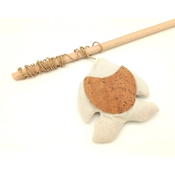 Katzenangel aus Holz mit Stofffisch und Korkapplikation.