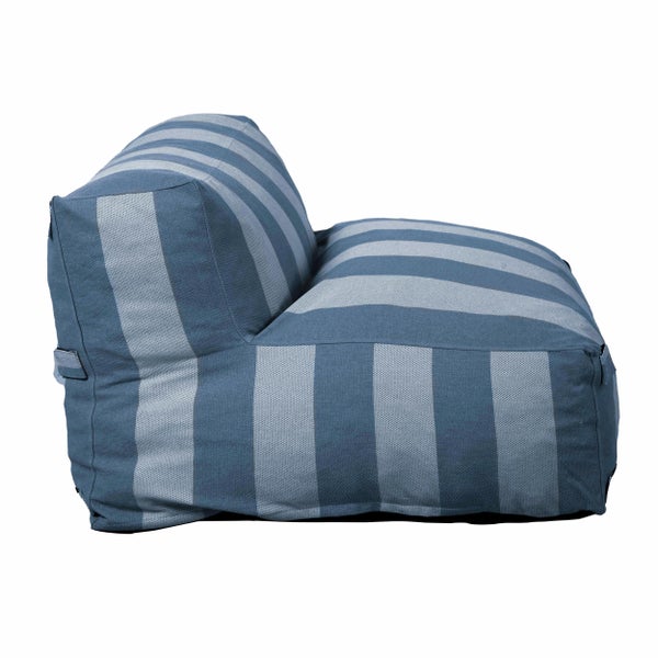 Gestreiftes Sitzelement aus Textil mit Rückenlehne.