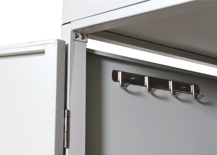 Metallschrank Innenansicht mit Hakenleiste aus Edelstahl mit vier Haken.