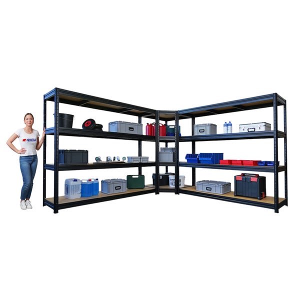 Eckregal-System aus schwarzem Metall mit Holzböden, bestückt mit Lagerboxen und Kanistern, neben einer Person zur Größenorientierung.