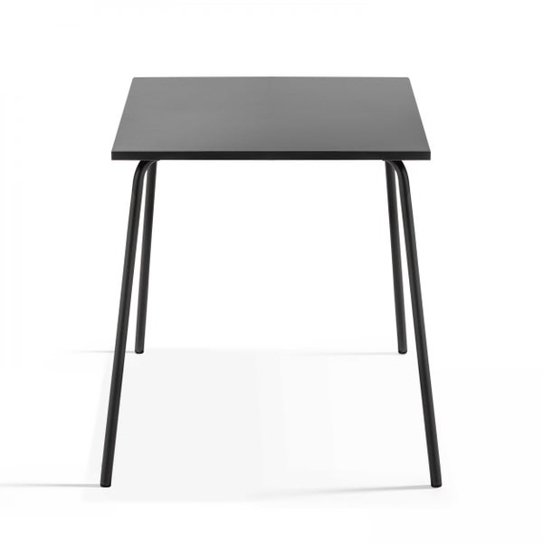 Quadratischer Tisch mit schlanken schwarzen Metallbeinen.