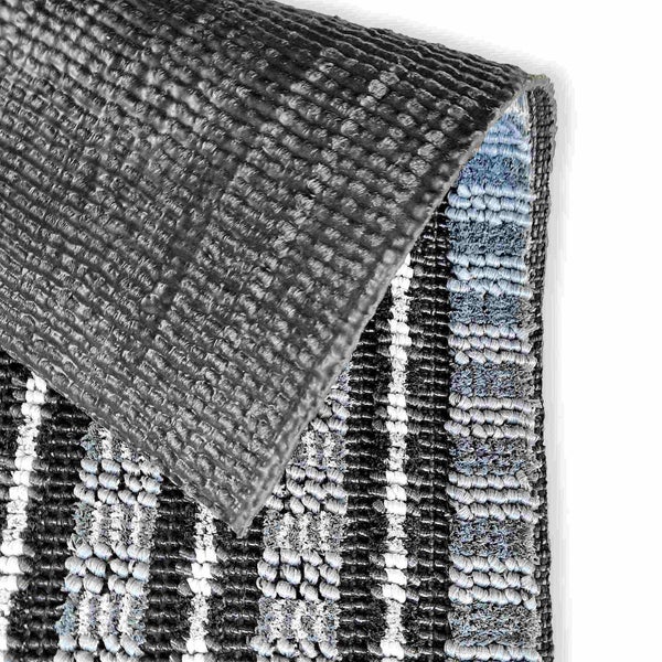 Detailansicht eines gestreiften Teppichs