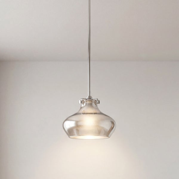 Moderne Pendelleuchte mit abgerundetem Glasschirm und silberner Metallstange, eingeschaltet.