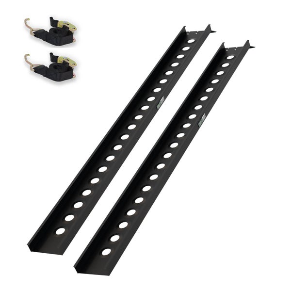 Zwei Laderampen aus Metall mit Löchern und zwei Spanngurte