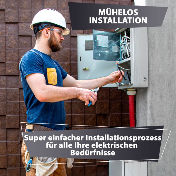 Elektriker mit Schutzhelm und Werkzeuggürtel arbeitet an einem geöffneten Verteilerkasten an der Wand.