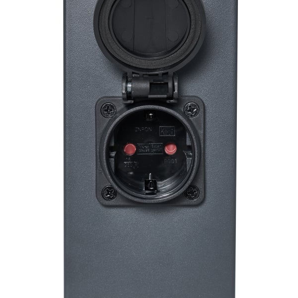 Außensteckdose mit geöffnetem Klappdeckel an einer grauen Steckdosensäule.