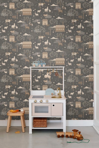 Kinderzimmer mit Tiermotiven-Tapete, Spielküche und Spielzeug
