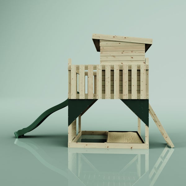 Spielhaus aus Holz mit grüner Rutsche, Kletterwand, Leiter und integriertem Sandkasten.