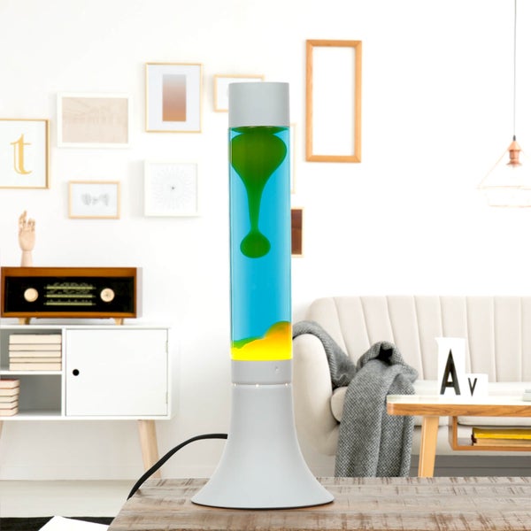 Dekorative Lavalampe mit gelbem Wachs und grünem Öl auf einem Tisch