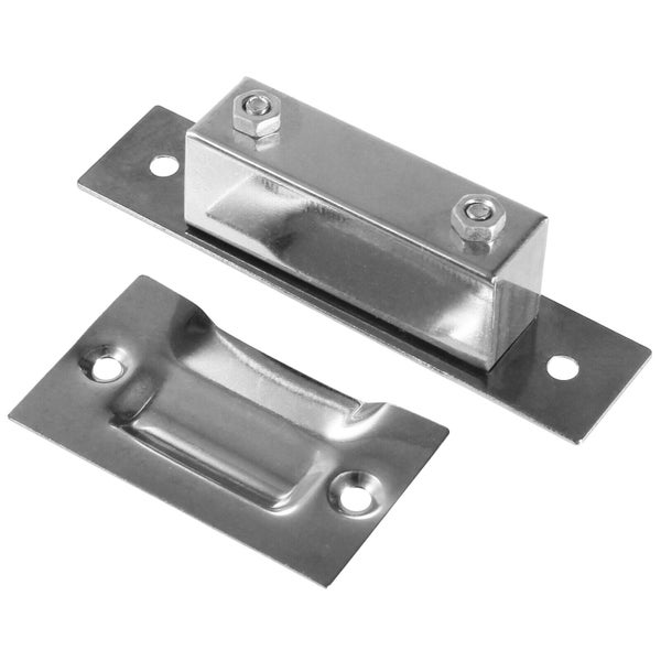 Ein metallischer Schnäpper für Türen mit einem Gegenstück zur Befestigung.